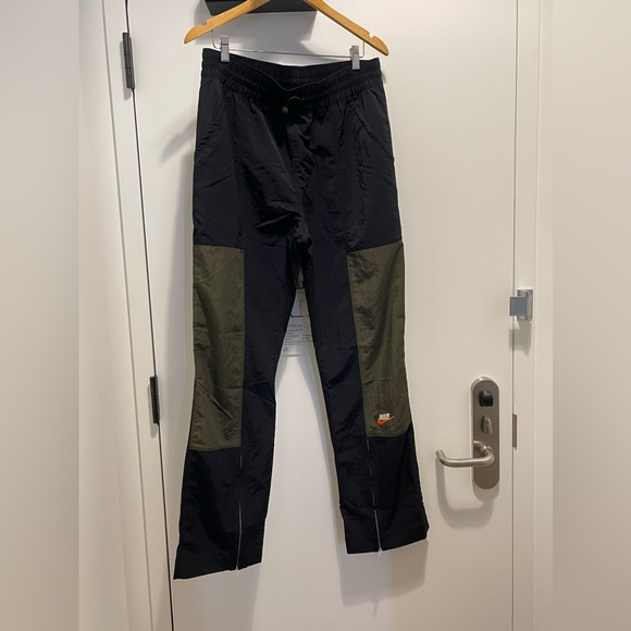 Nike Women's Sportswear City Utility Woven High-Rise Pants - Picture 6 of 6